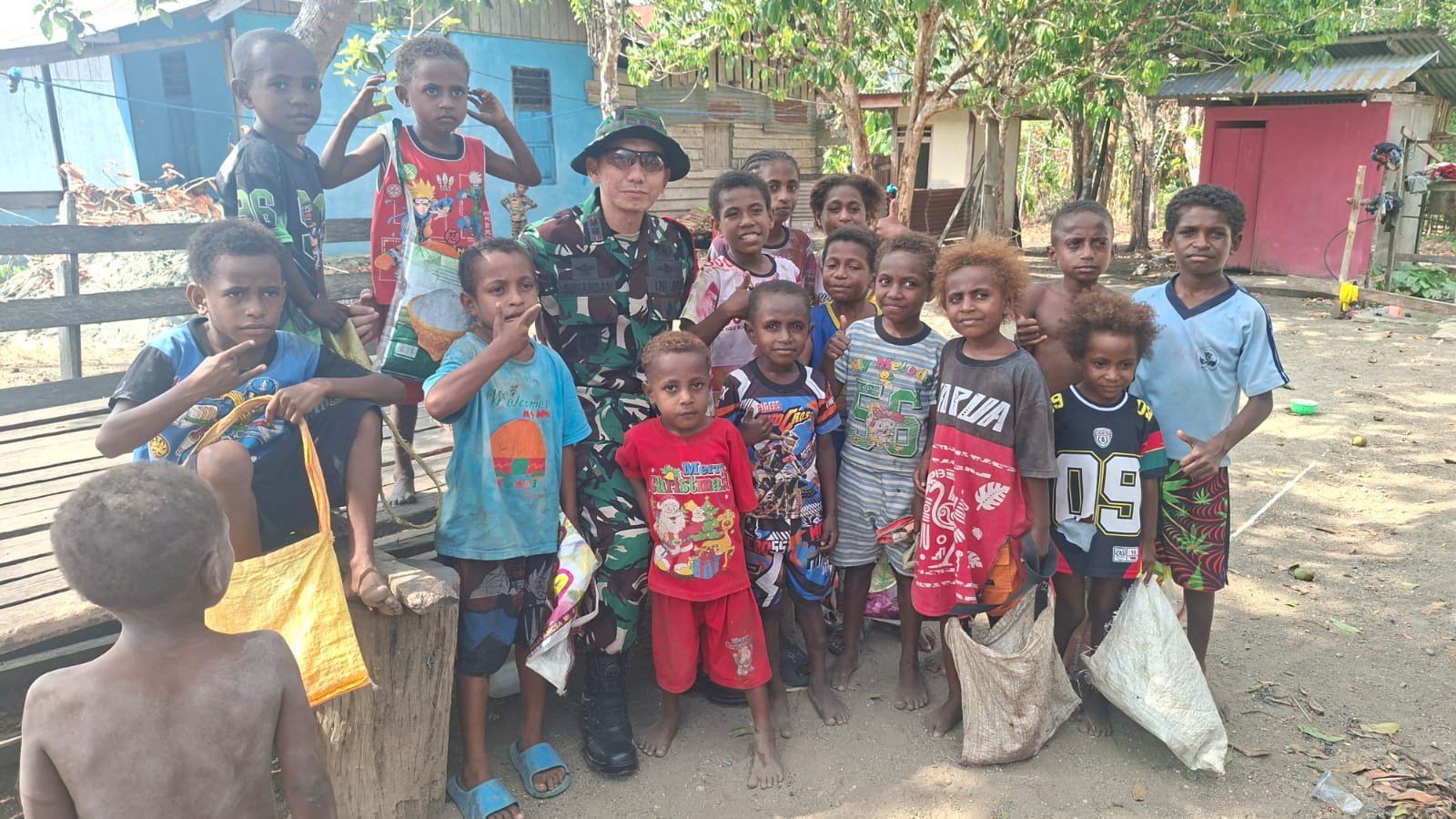 Kepedulian TNI di Yamboi: Dandim 1808/Mansel Ajak Anak-Anak Bergembira