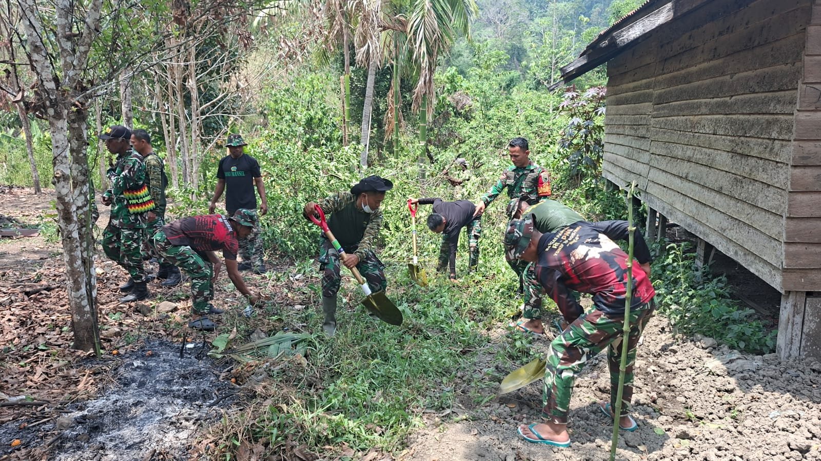 Aksi Bersih TNI dengan Masyarakat Persiapkan Pembangunan Fasilitas Sanitasi MCK