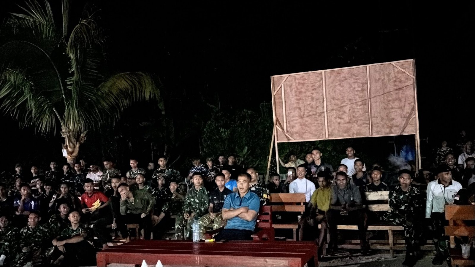 Prajurit Yonif TP 859/RBK Ciptakan Momen Kebersamaan Lewat Nonton Bareng ASEAN Cup