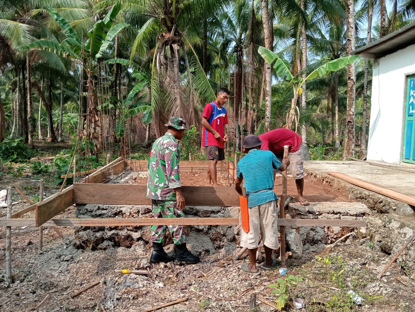 Pembangunan Bak Wudhu oleh Satgas TMMD Kodim 1512/Weda untuk Masyarakat Kacepi