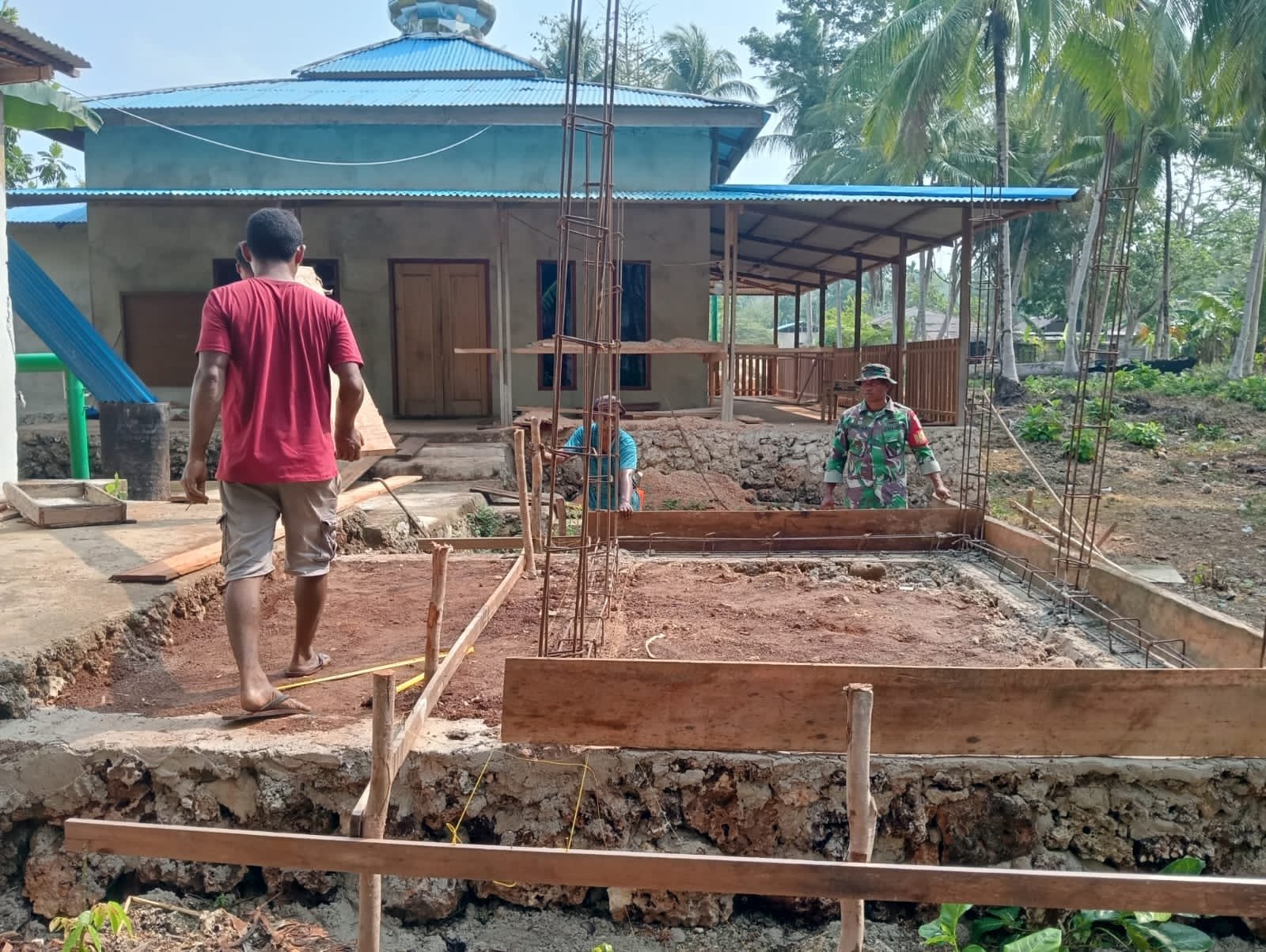 Satgas TMMD Kodim 1512/Weda Fokus pada Pemasangan Mal Sloof Bak Wudhu