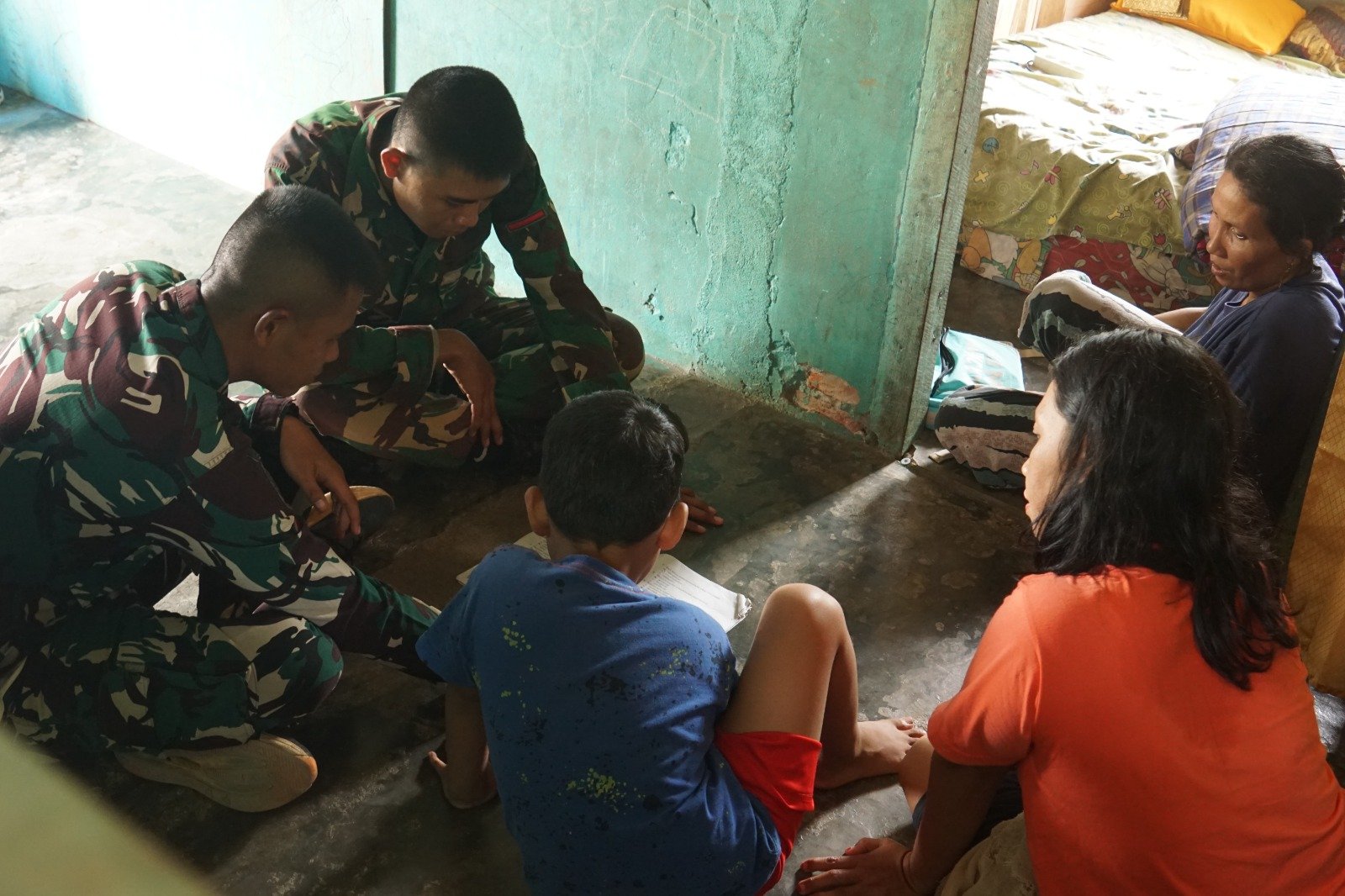 Kehangatan Hubungan Antara Prajurit TMMD dan Warga Kandang Limun
