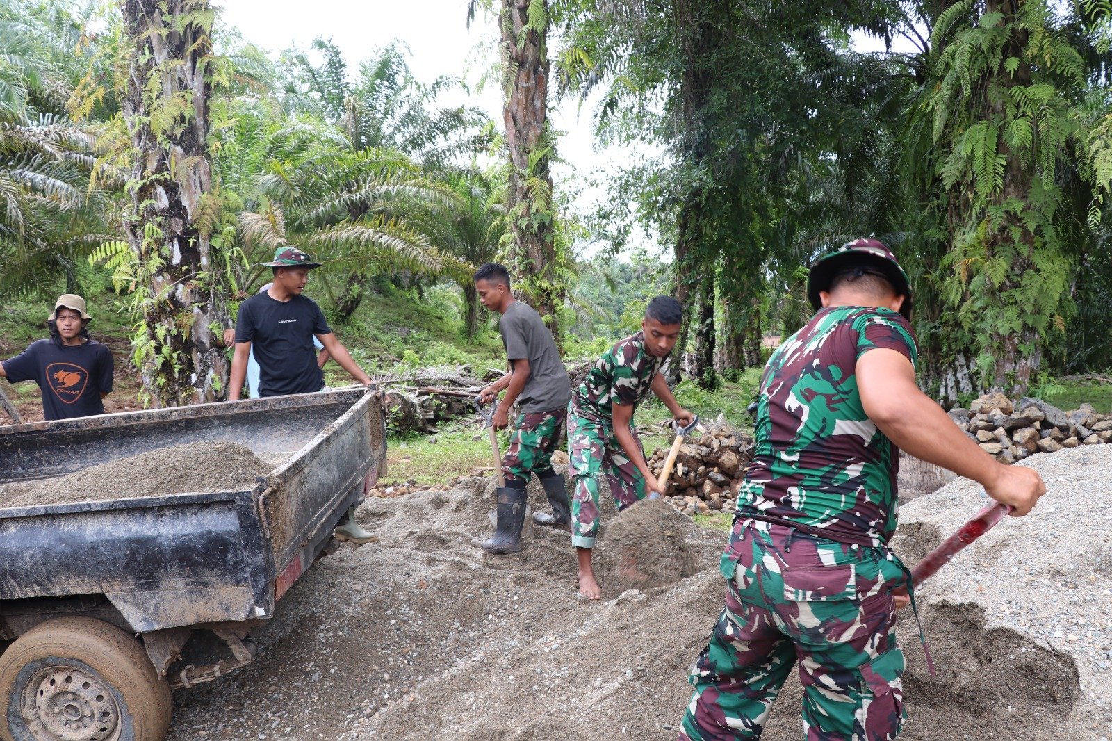 Kolaborasi TNI dan Masyarakat Wujudkan Jalan Strategis 2,9 Kilometer di Bengkulu