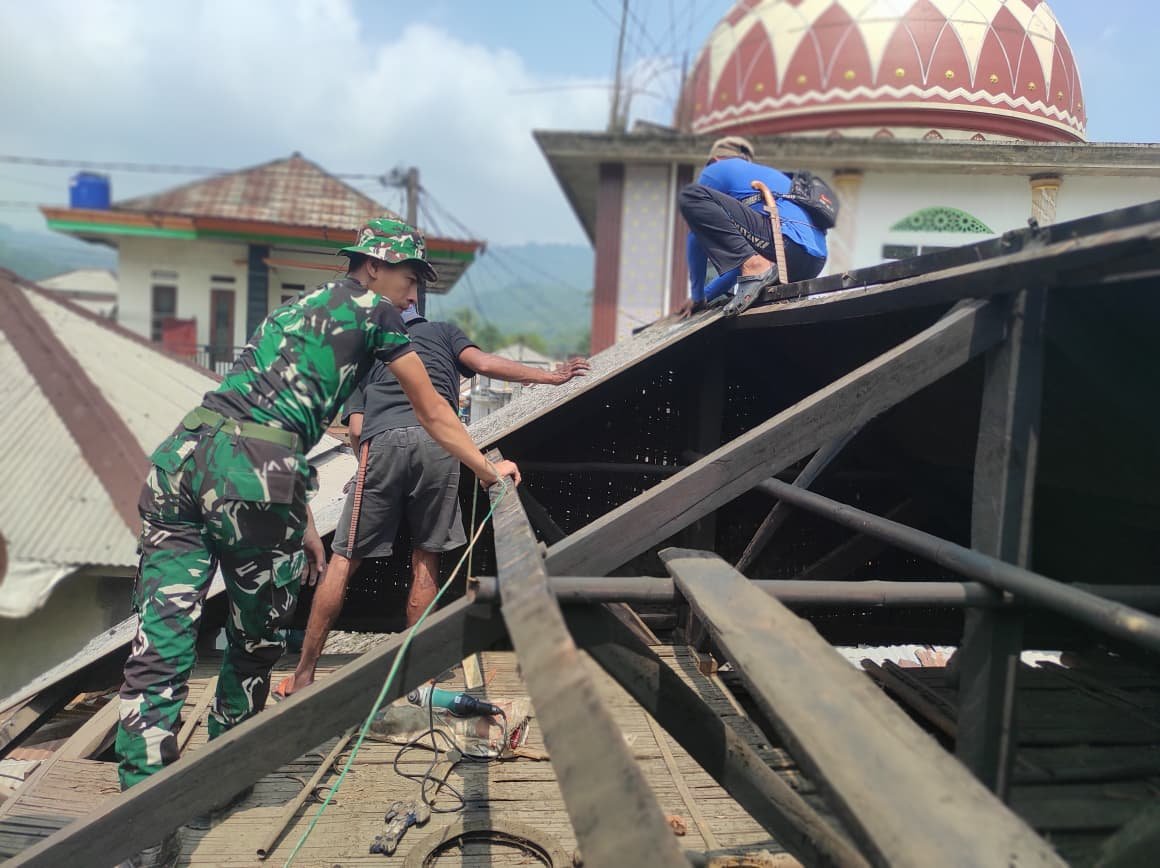 TNI Berikan Sentuhan Baru pada Rumah Bapak Entang di Citorek Barat
