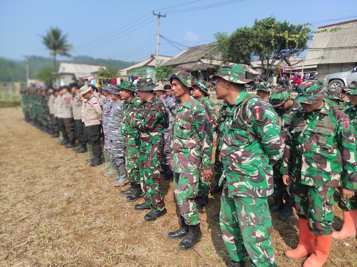Satgas TMMD ke-130 menyatukan langkah lewat apel pagi sebelum renovasi rumah di Citorek Barat