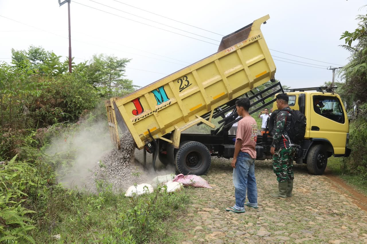 Proyek TMMD ke-130: Pembangunan Jalan Cibedug Tuntut Distribusi Material Terus Menerus