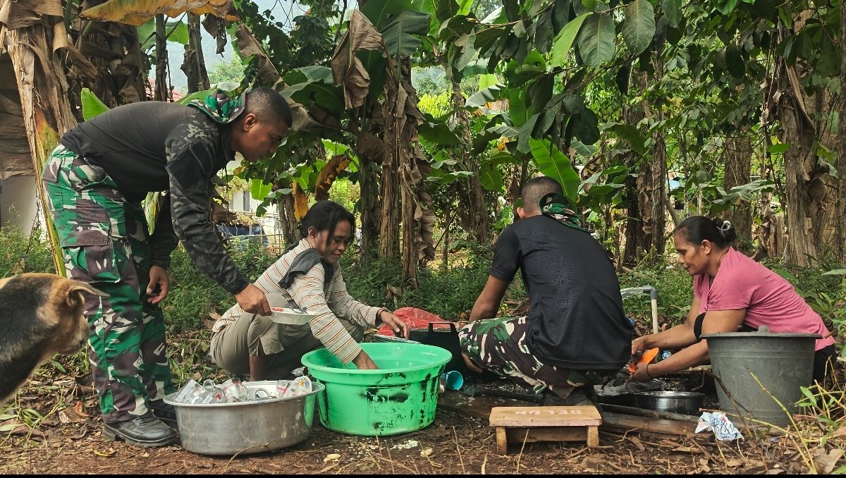 Dapur Umum TMMD di Ambon Ciptakan Sinergi Positif Antara TNI dan Warga
