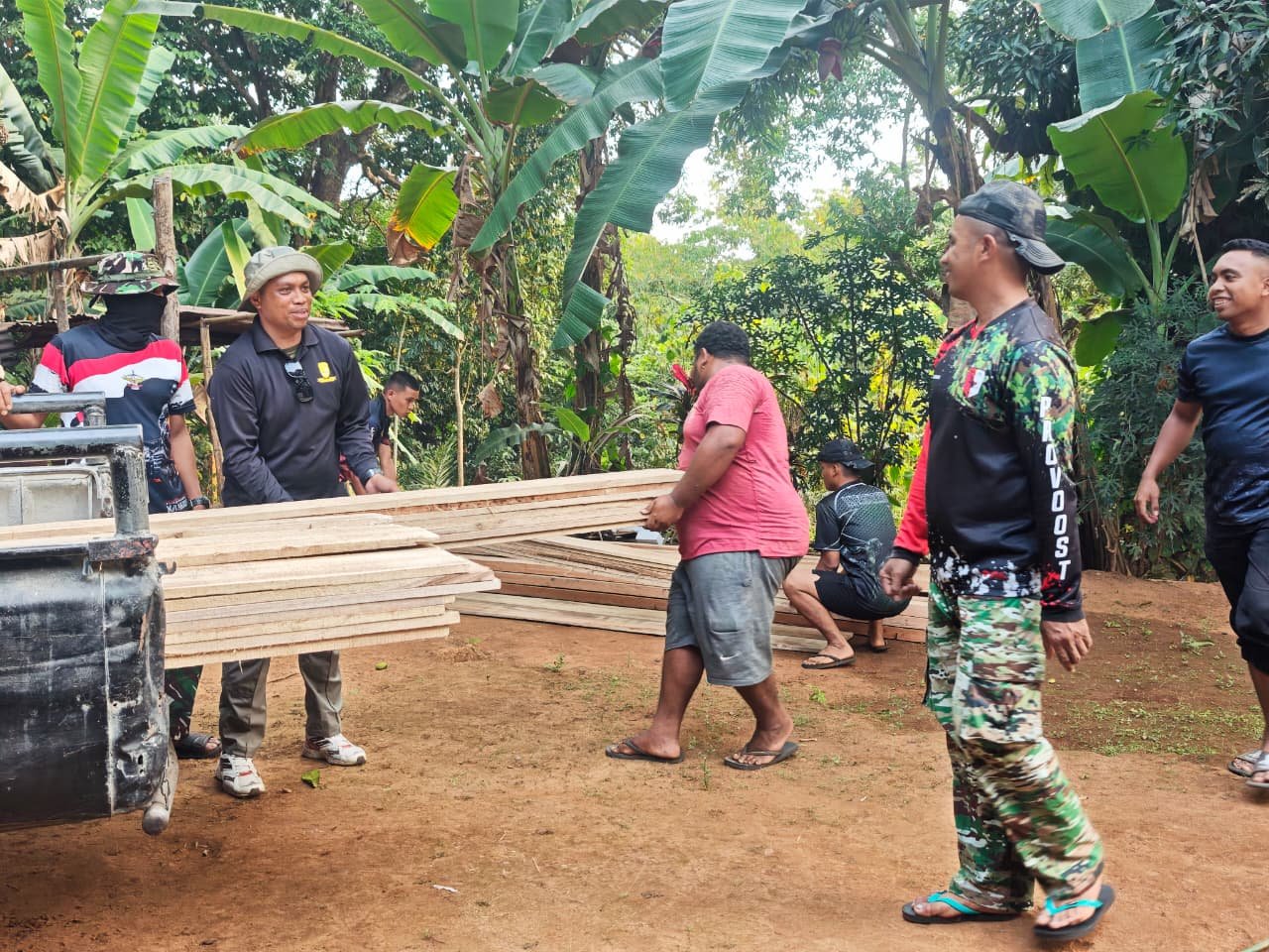 Satgas TMMD ke-130 dan Masyarakat Padu Hadapi Rintangan Jalan Menuju Pembangunan