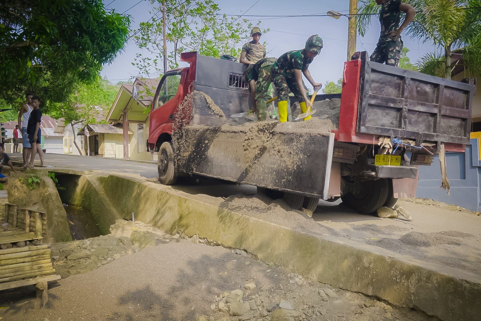 Satgas TMMD ke-130 Bersama Masyarakat Hadapi Medan Sulit di Ambon