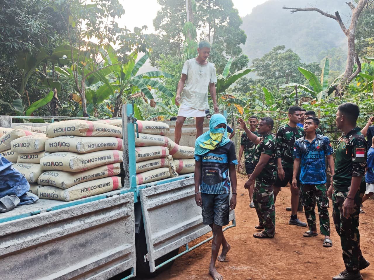 Tekad Satgas TMMD dan Masyarakat Atasi Tantangan Jalur Menuju Dusun Seri
