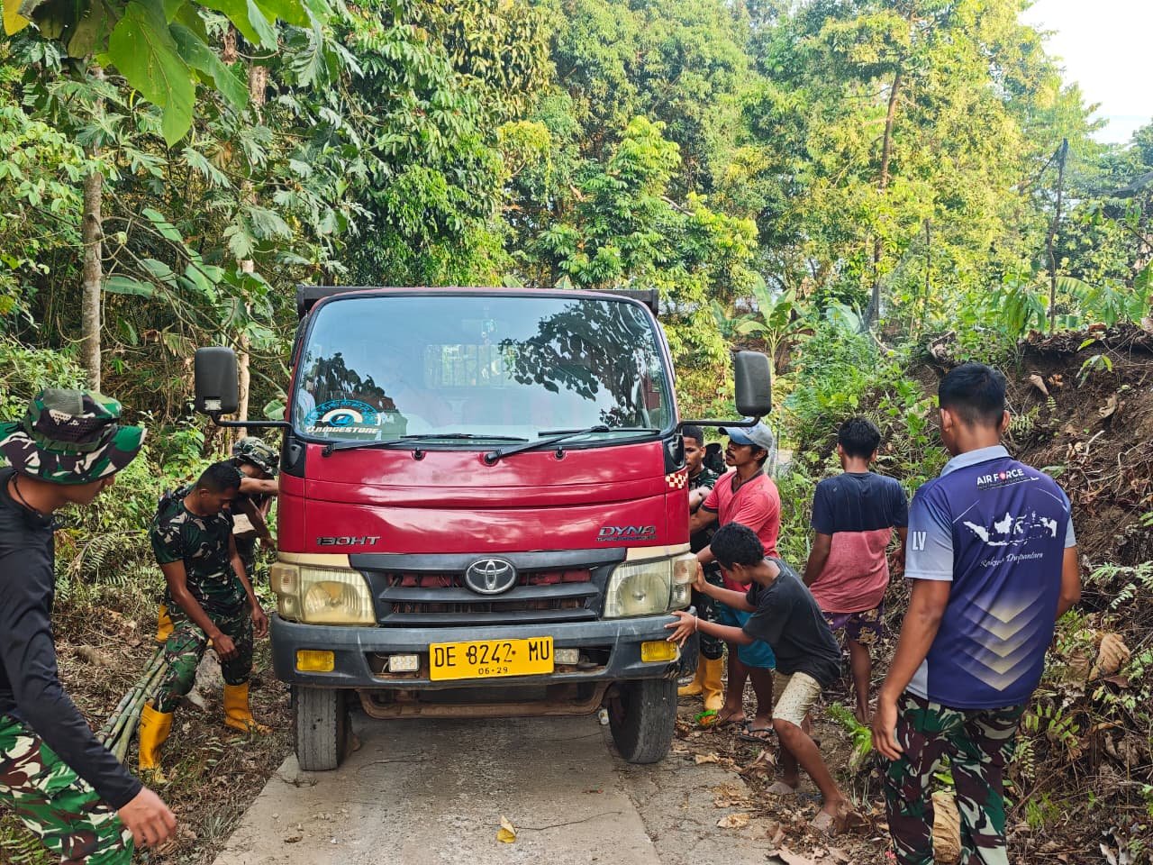 Kompak Atasi Medan Tanjakan, Prajurit dan Warga Sukses Angkut Material TMMD