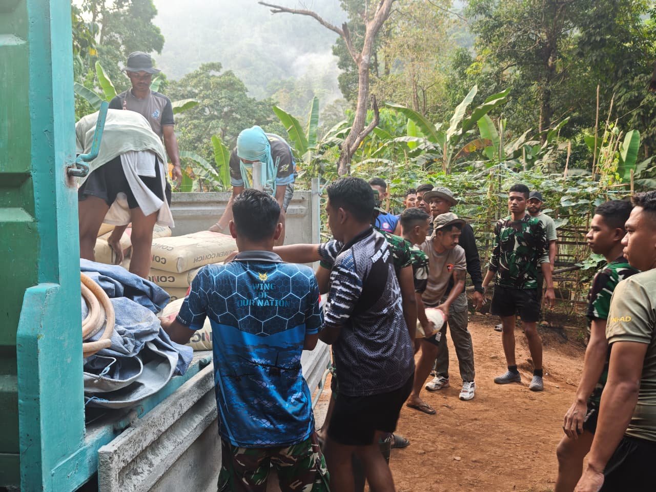 Warga Dusun Seri Dukung TMMD dengan Gotong Royong di Medan Sulit