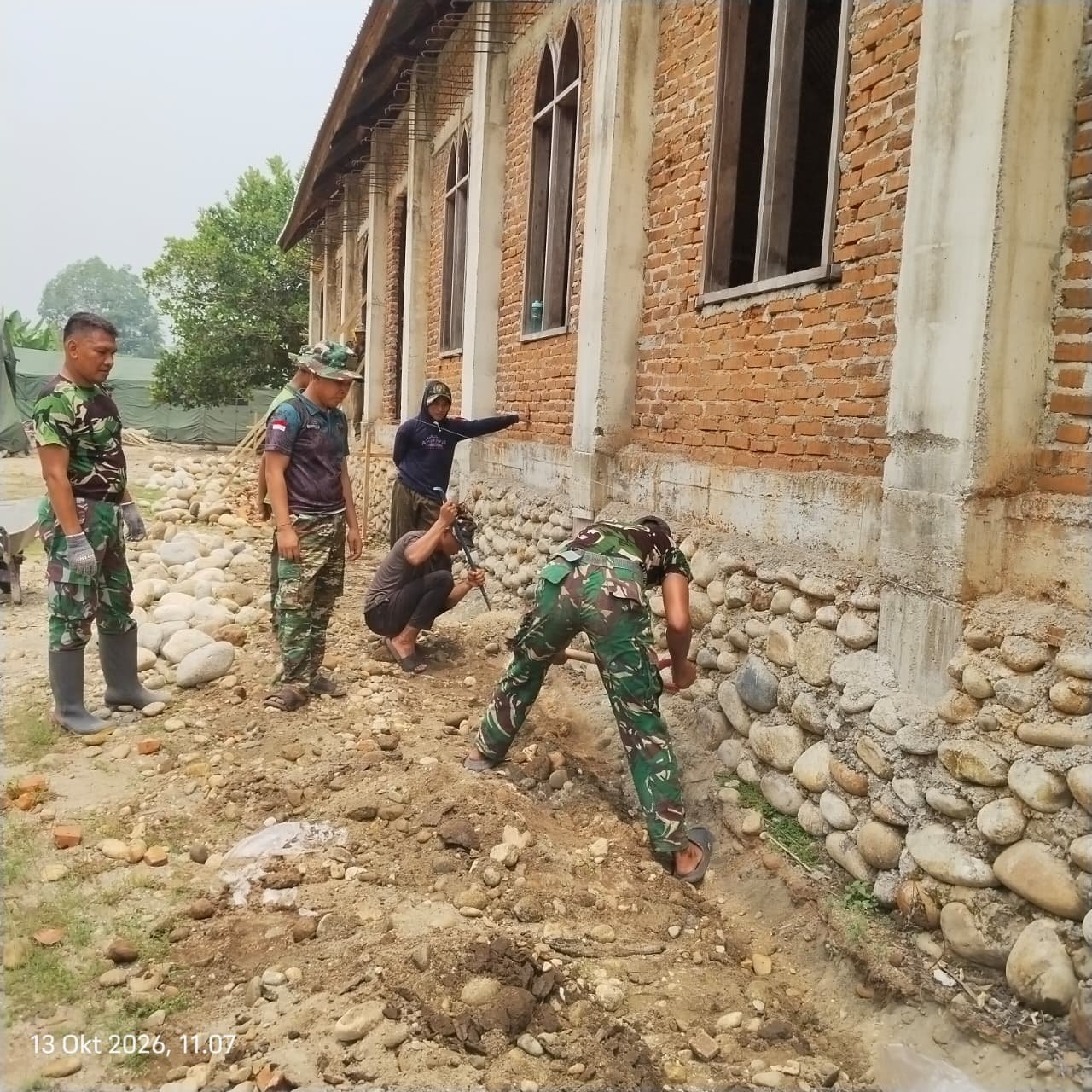 TNI dan Komunitas Bersatu Membangun Infrastruktur dalam Program TMMD di Nabire