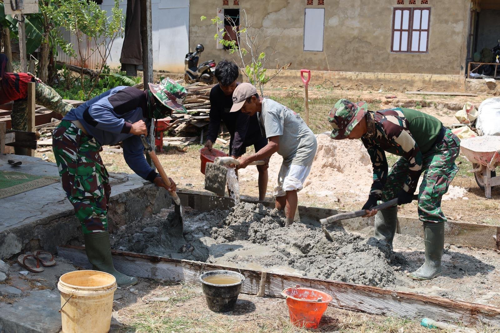 Membangun Pondasi Rumah Bersama: TNI dan Warga Tanah Laut Bergotong Royong