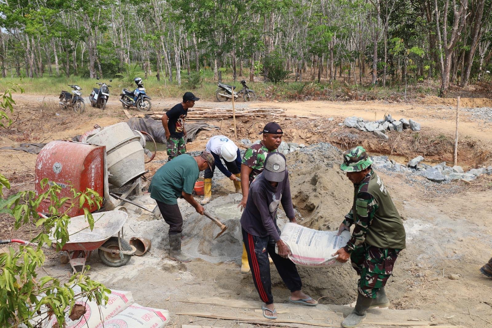 Semangat Kebersamaan Satgas TMMD dan Warga Mempercepat Pemindahan Material Box Culvert