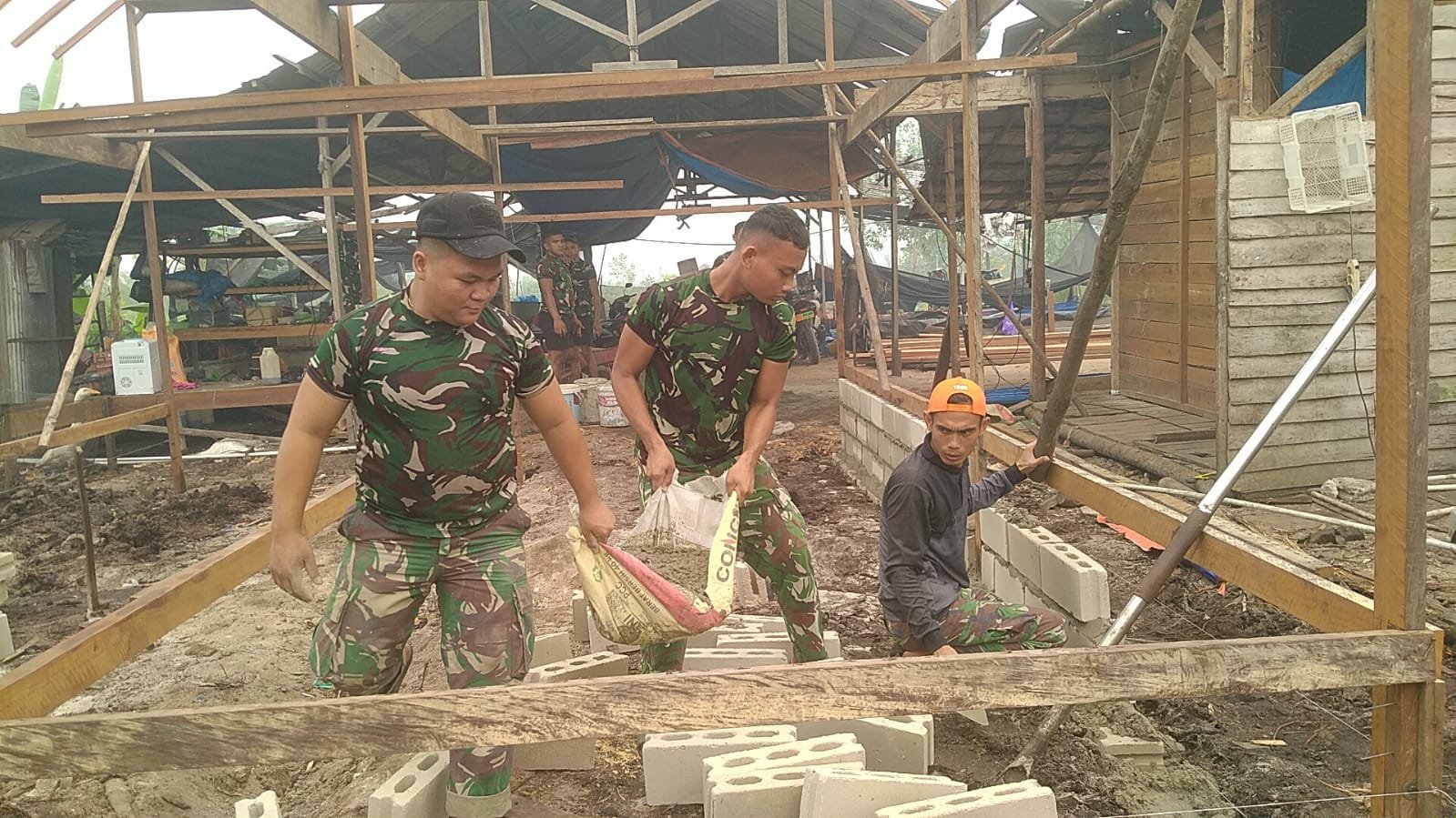 Rehabilitasi Rumah Tak Layak Huni oleh Kodim 1016/Plk Jelang TMMD
