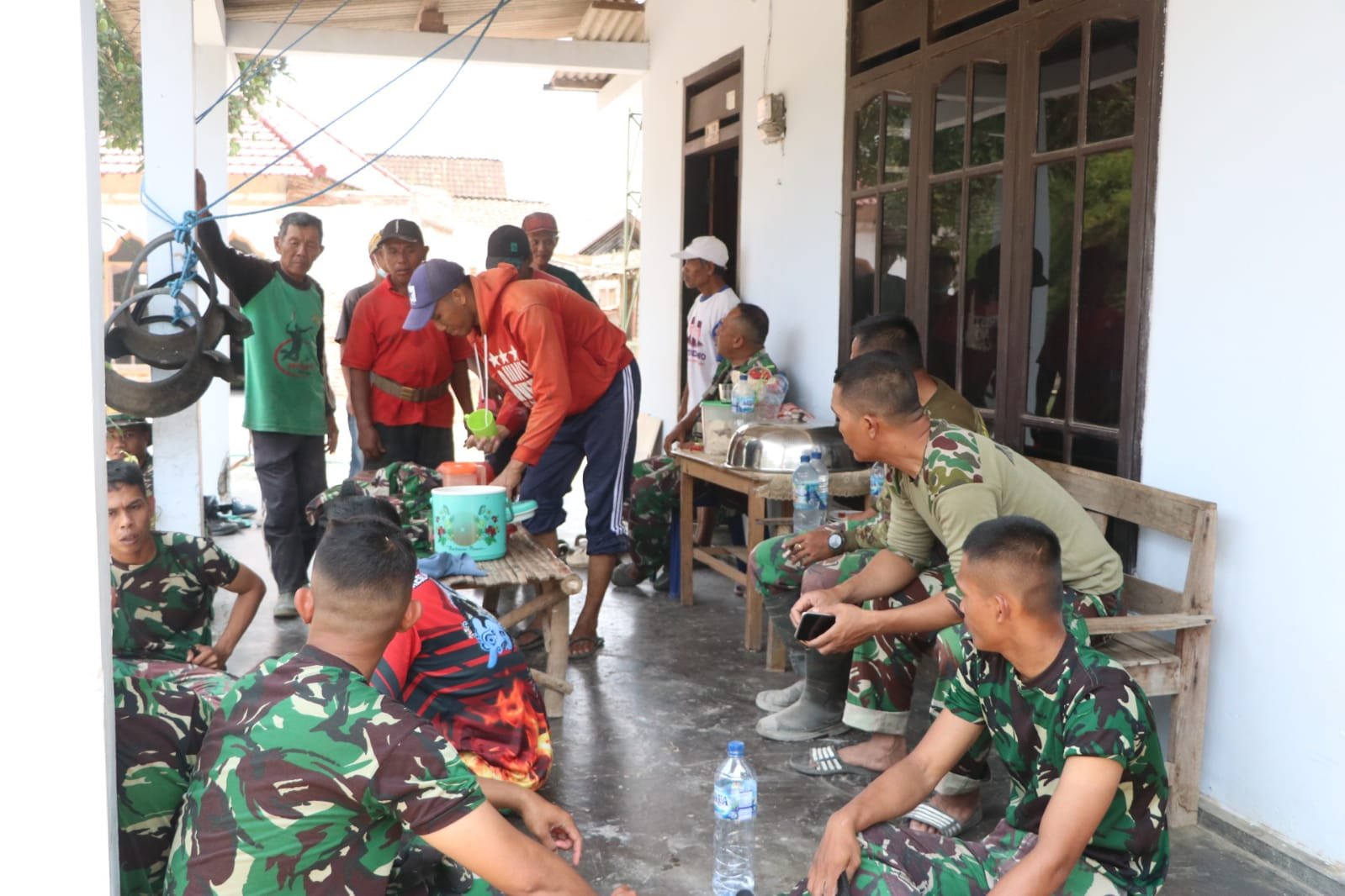 Kebersamaan TNI dan Warga dalam Program TMMD yang Menggugah Semangat Sosial