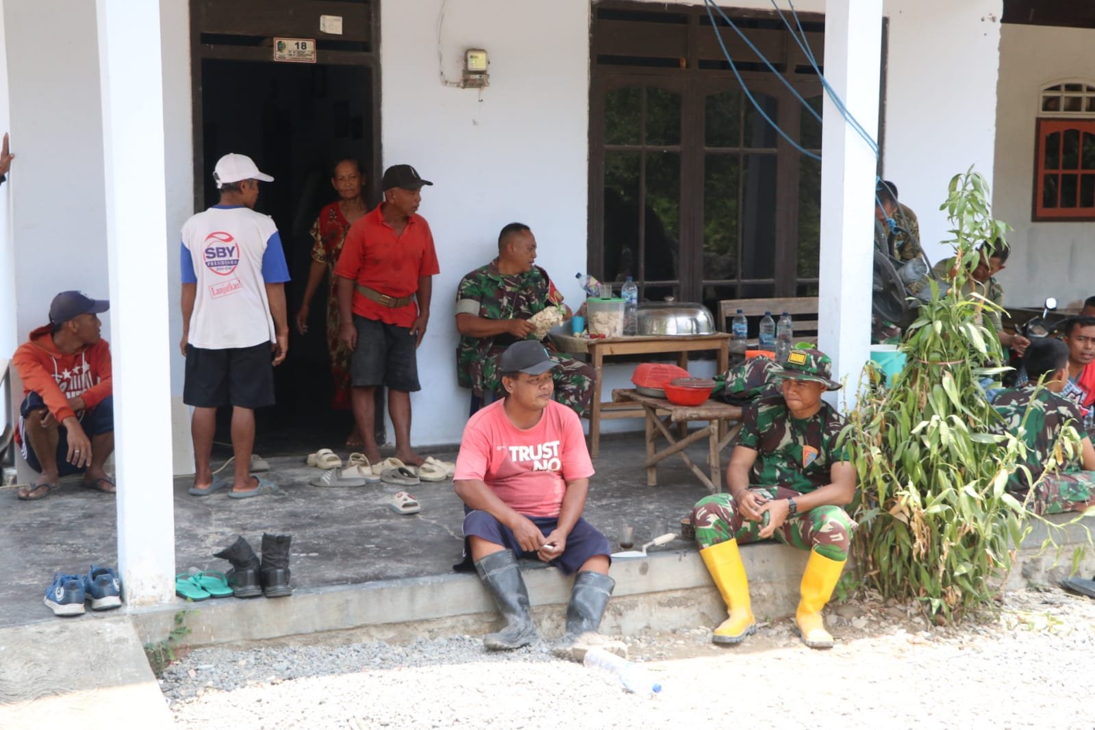 Makan Siang Bersama, Satgas TMMD Perkuat Hubungan dengan Warga Desa Pojok