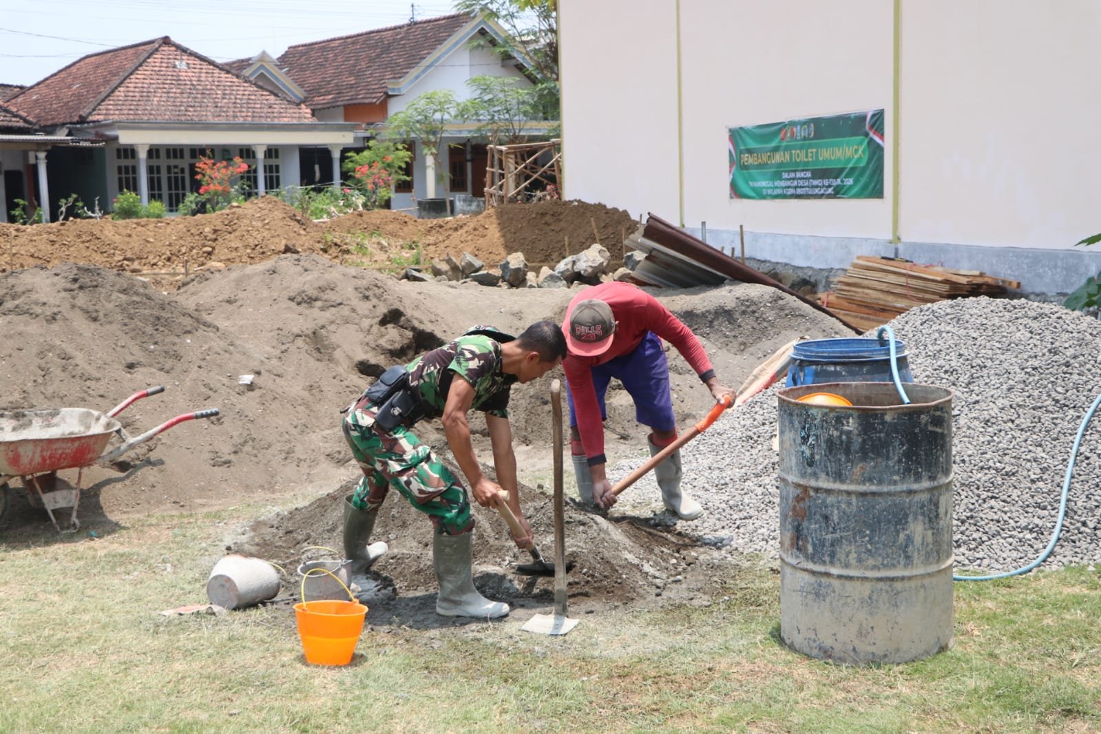 Inisiatif TMMD ke-130: Warga Pojok Bersama Satgas Bangun MCK Umum