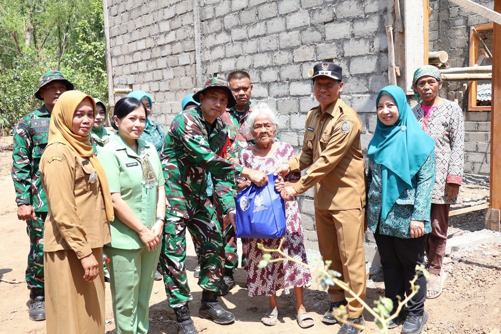 Mbah Waqilah di Usia 95 Tahun: Menanti Kehangatan Rumah Layak Huni