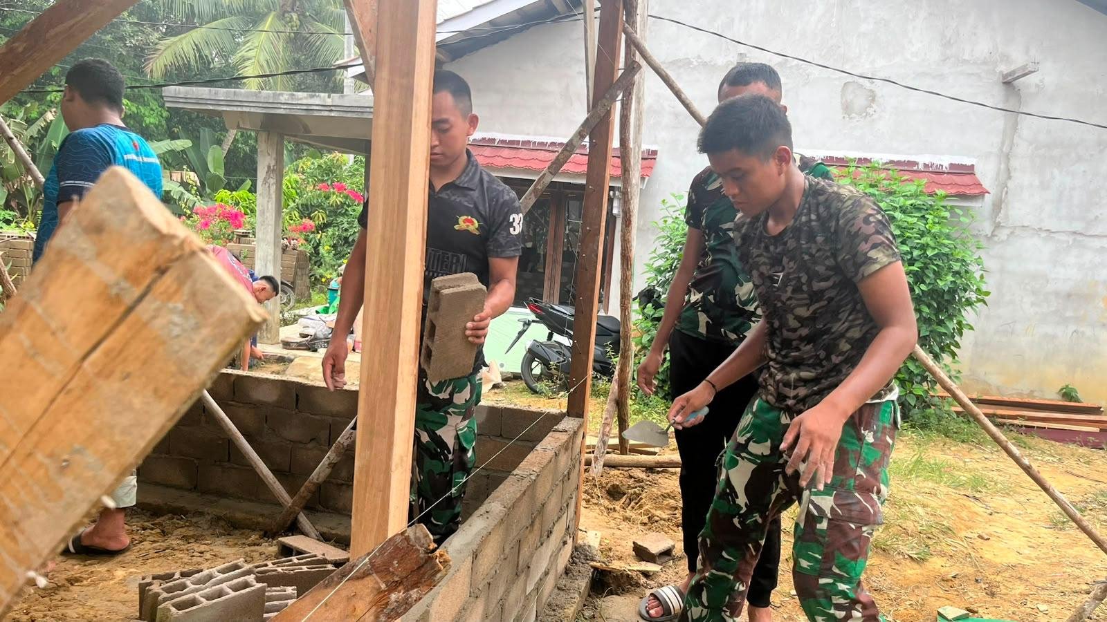 Satgas TMMD Berupaya Memperkuat Bangunan Rumah Ibu Suhanim dengan Batako