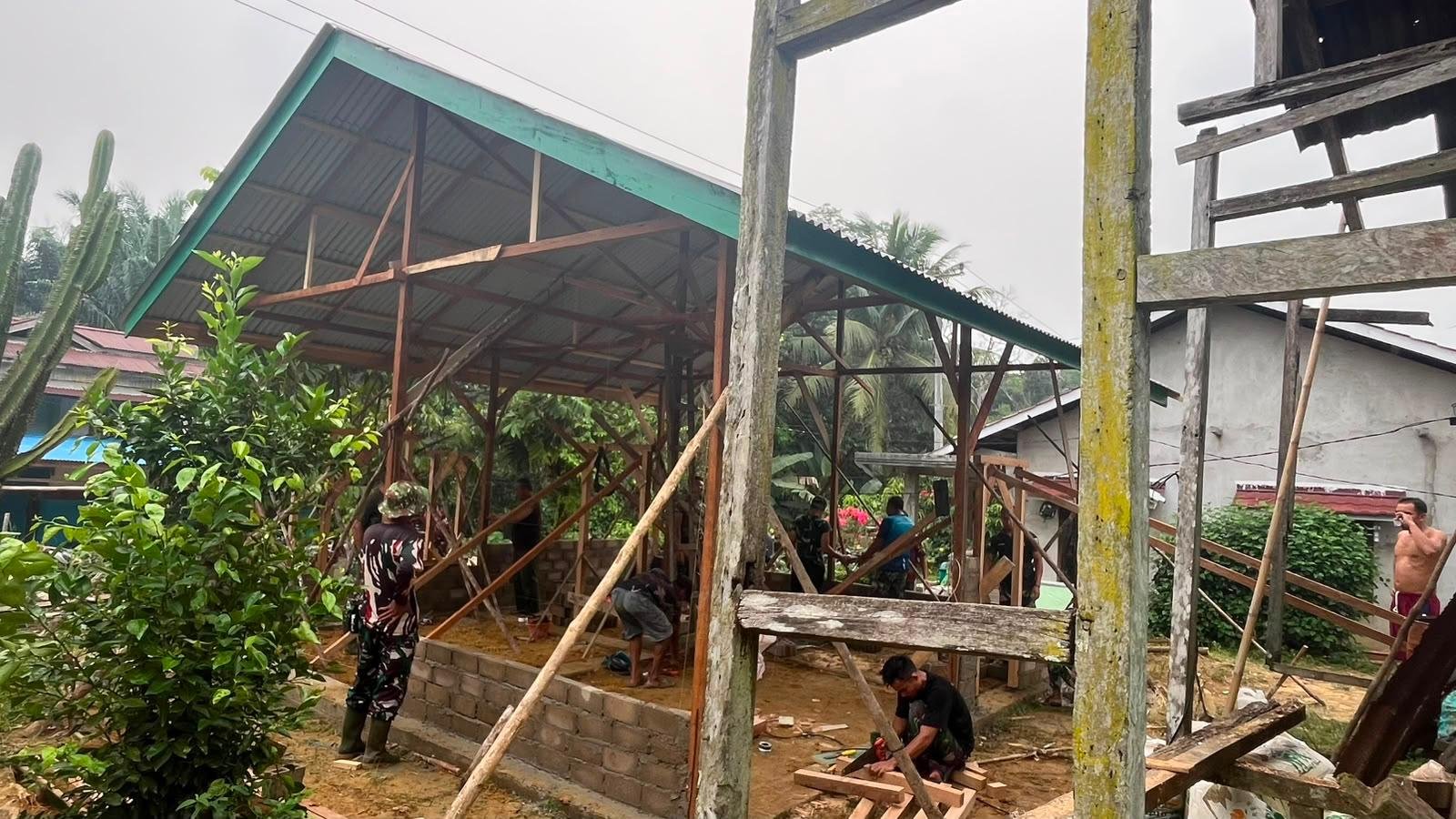 Semangat TNI Satgas TMMD Ke-130 Percepat Pembangunan Rumah Ibu Suhanim di Landak