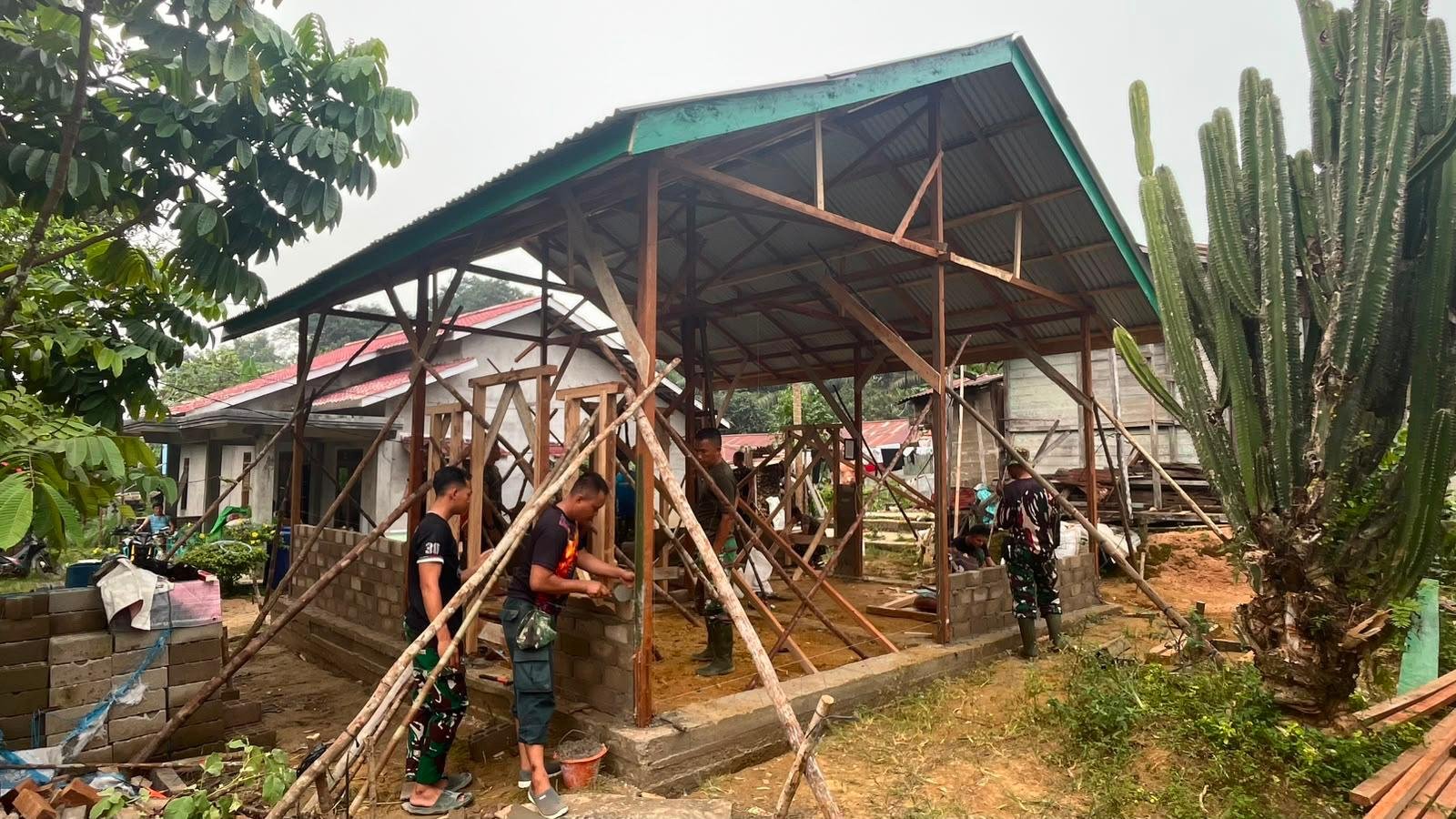 Ibu Suhanim Bahagia Melihat Proses Pembangunan Rumah Melalui TMMD Landak