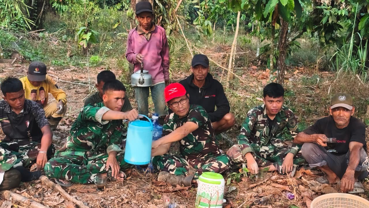 Interaksi Hangat TNI dan Warga dalam Program TMMD Reguler di Luwu Timur