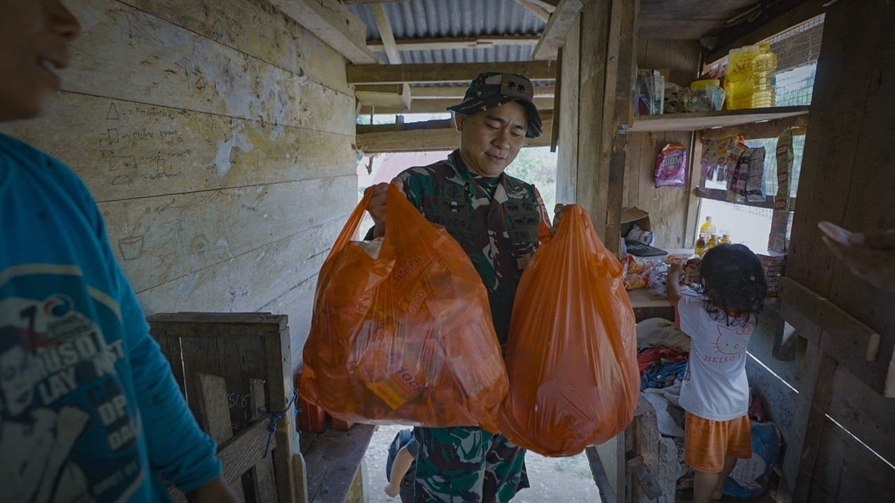 Kondisi Santai TNI dan Warga di Warung Palopo Ciptakan Kehangatan