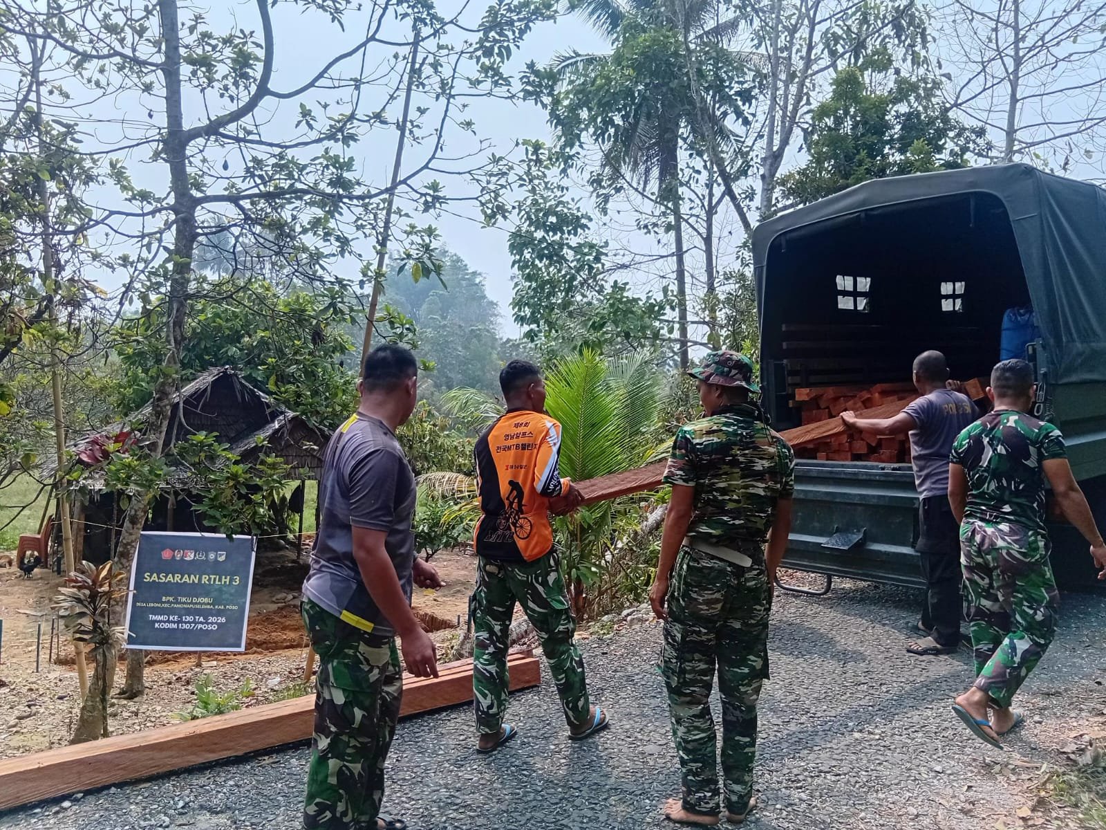 Material Kayu TNI Diterjunkan untuk Meningkatkan Kualitas Rumah di Poso
