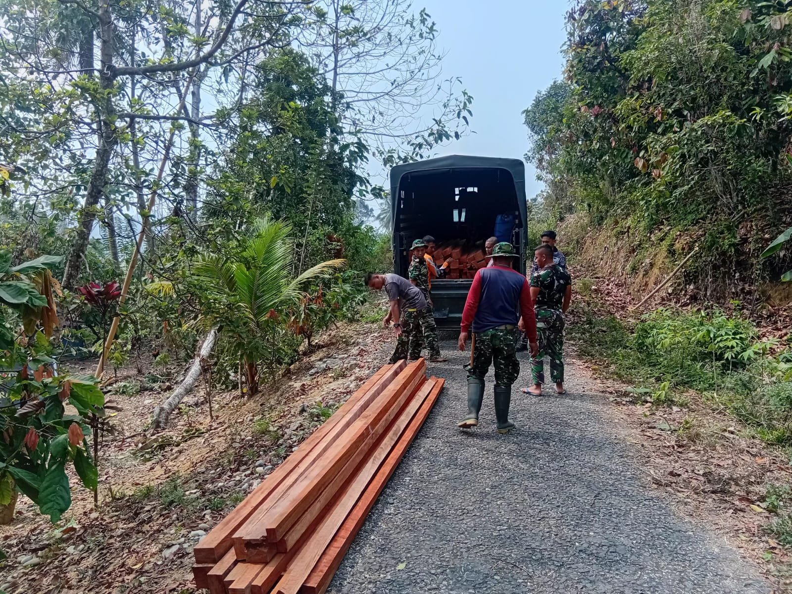 TNI dan Masyarakat Desa Leboni Bersatu dalam Rehabilitasi Rumah Tuku Djobu