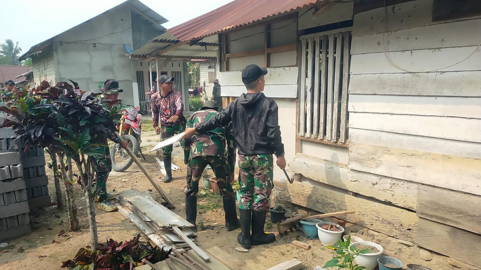 Proyek Revitalisasi Rumah Bapak Arianton di Desa Soe Dimulai dengan Pembongkaran