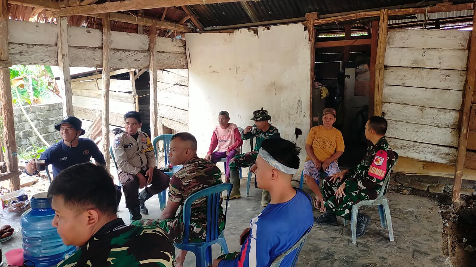 Di Tengah Waktu Istirahat, Satgas TMMD Berbincang Akrab dengan Warga Mayakeli