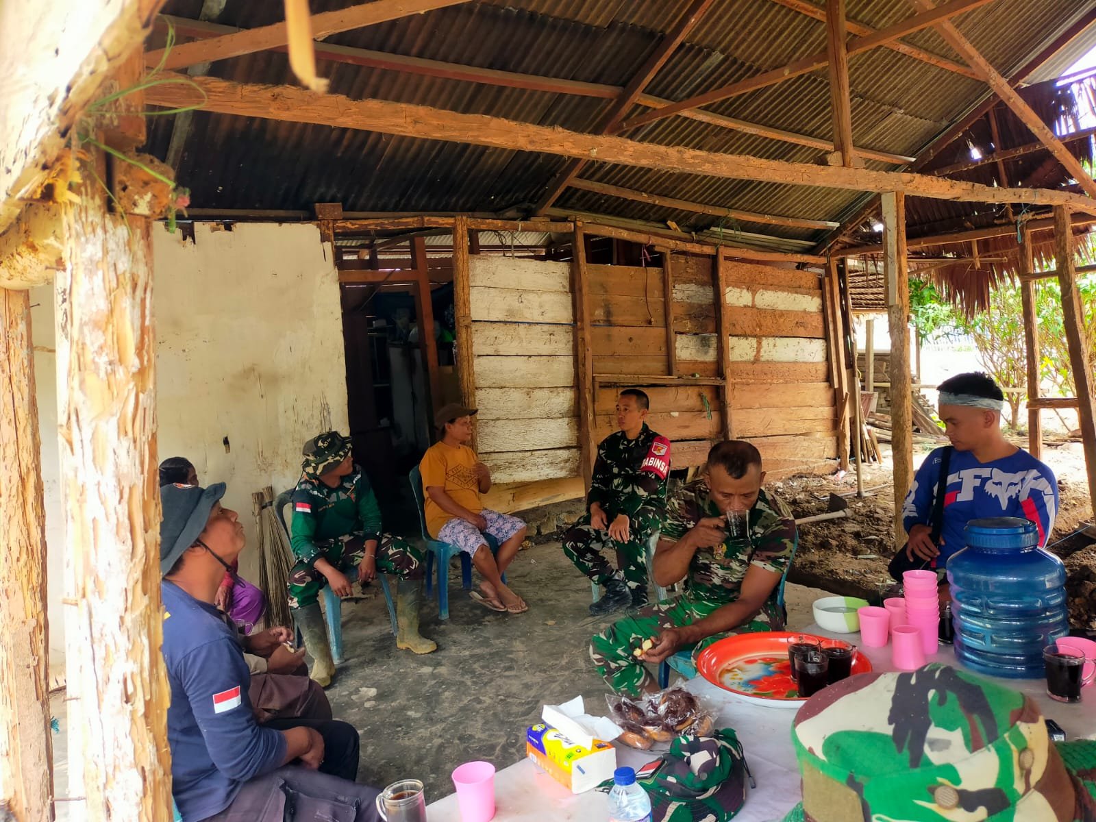 Satgas TMMD ke-130 Mempererat Jalinan Sosial Bersama Penduduk Mayakeli