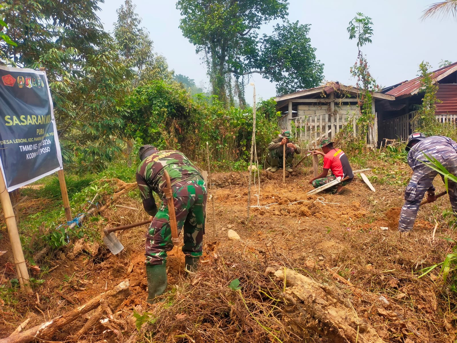 Satgas TMMD Poso Awali Pembangunan MCK untuk Masyarakat Desa Leboni