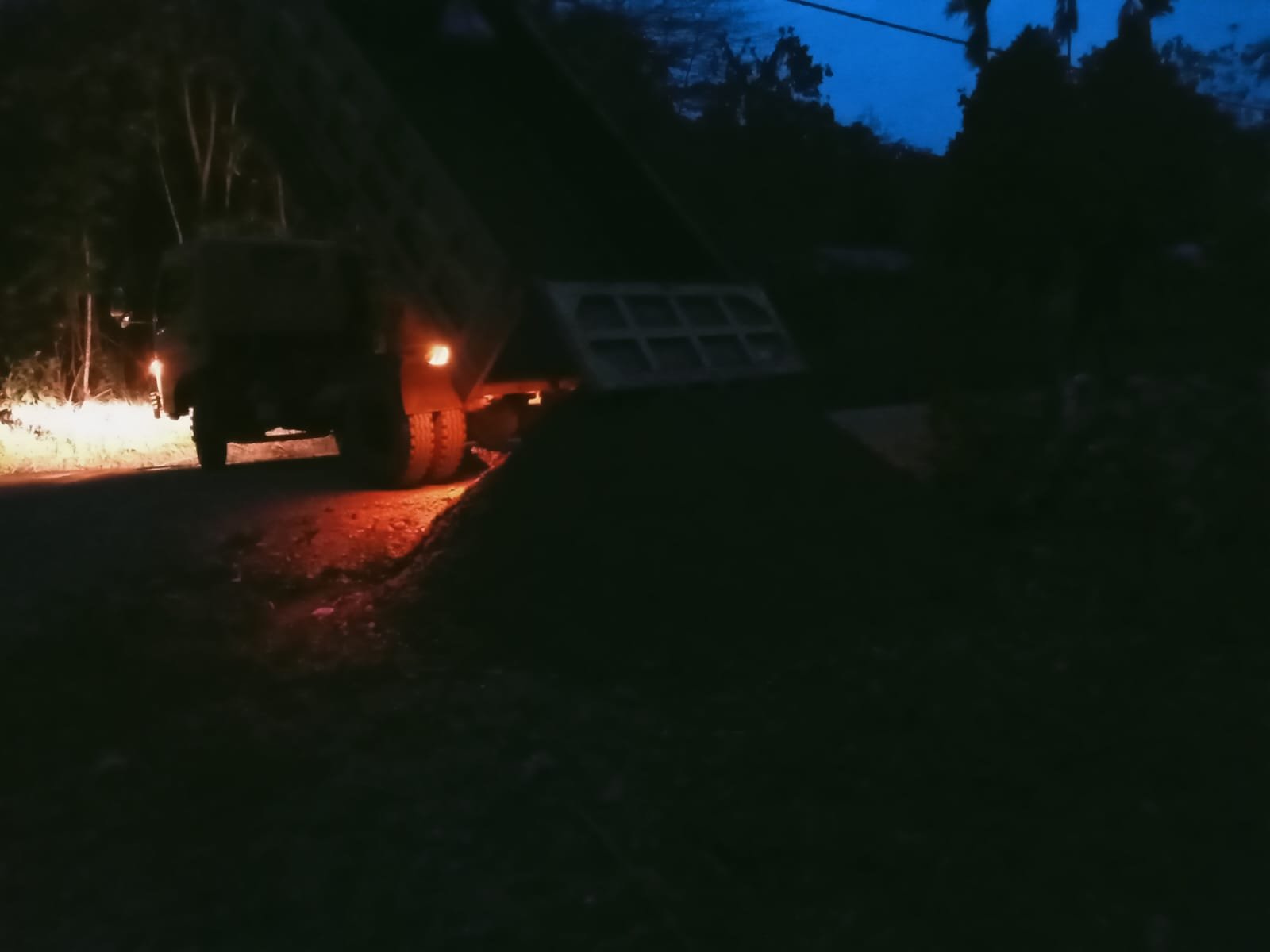 Di Malam Hari, Satgas TMMD Kodim 1808/Mansel Terus Kumpulkan Material untuk Pembangunan