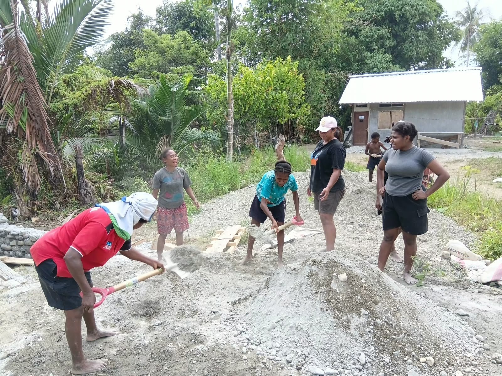 Kehadiran Mama Papua Memperkuat Kebersamaan dalam Program TMMD di Ransiki