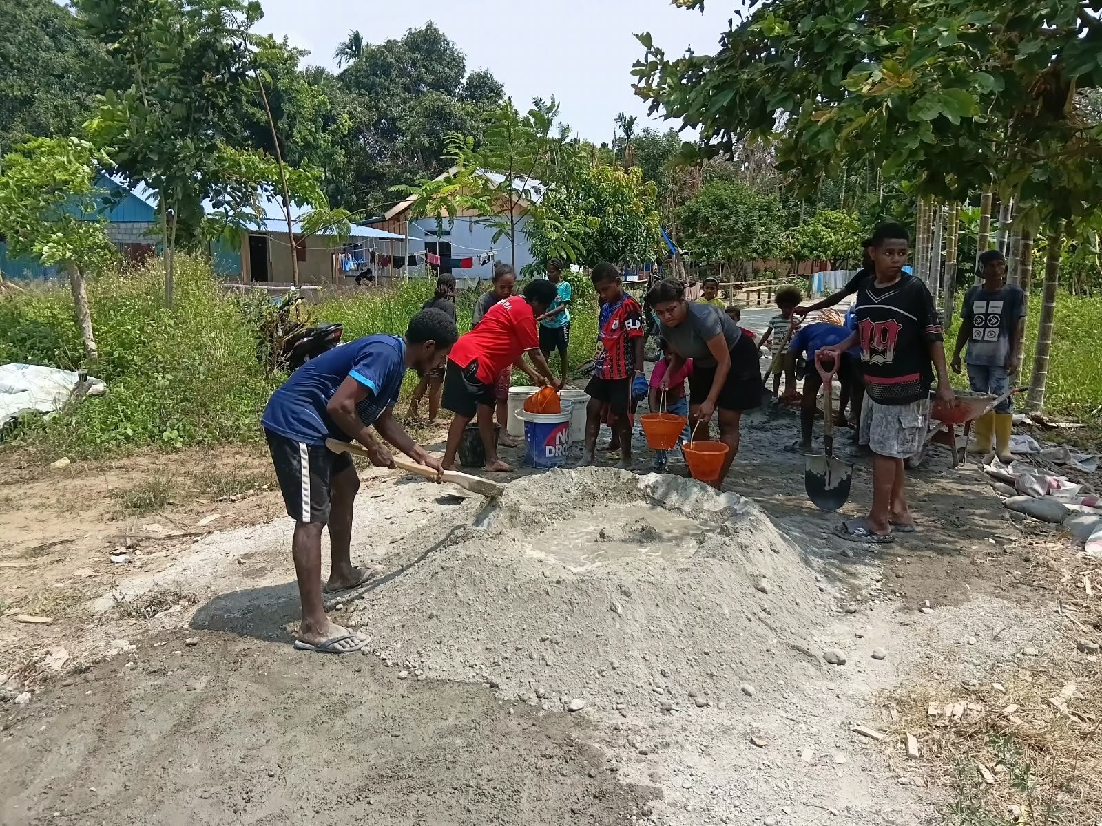 Mama Papua dan TNI Bergandeng Tangan Memperkuat Proyek Pembangunan di TMMD