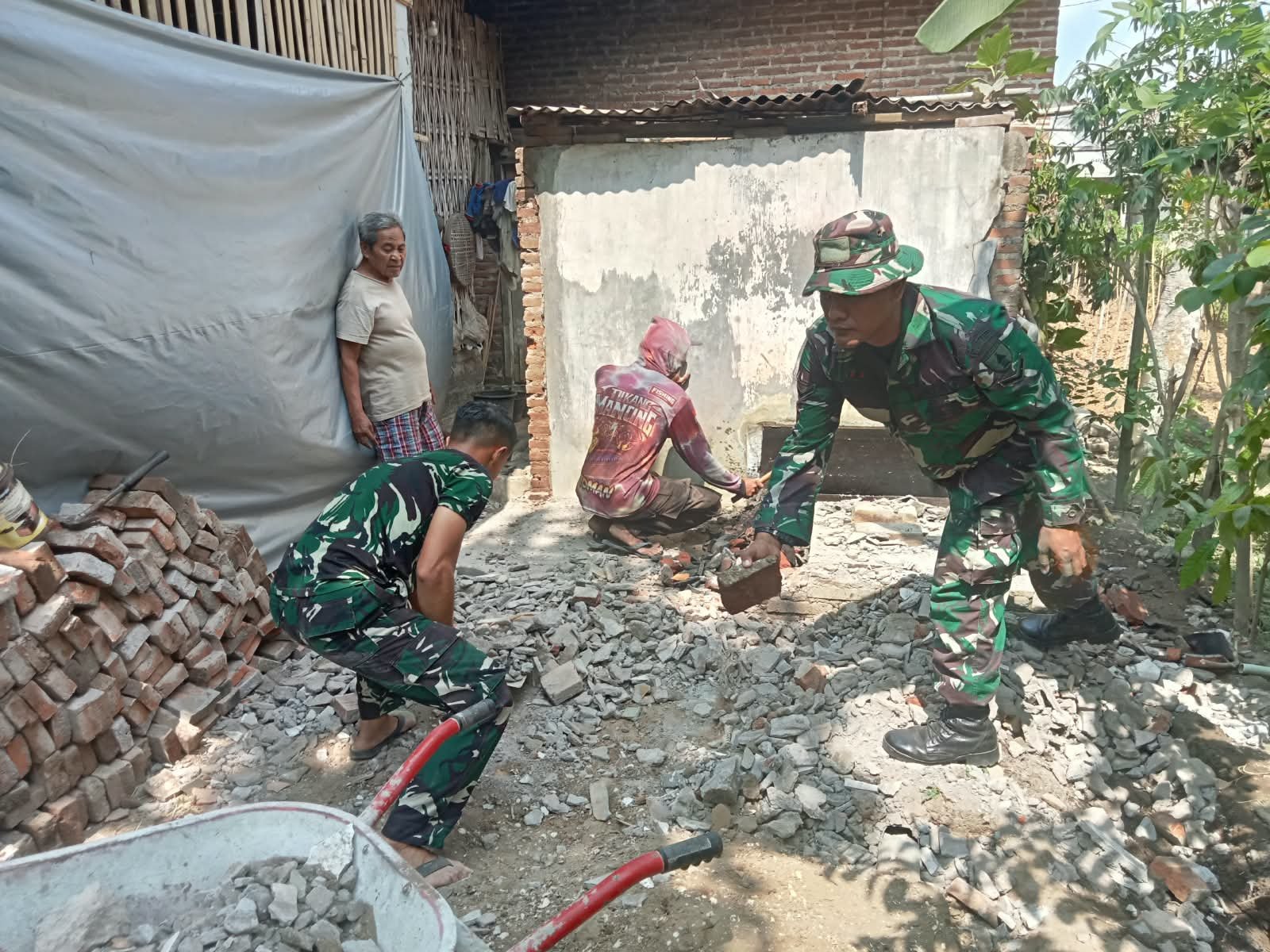 Proyek Renovasi Rumah Suparlan Dimulai, Satgas TMMD Siapkan Lokasi dengan Rapi