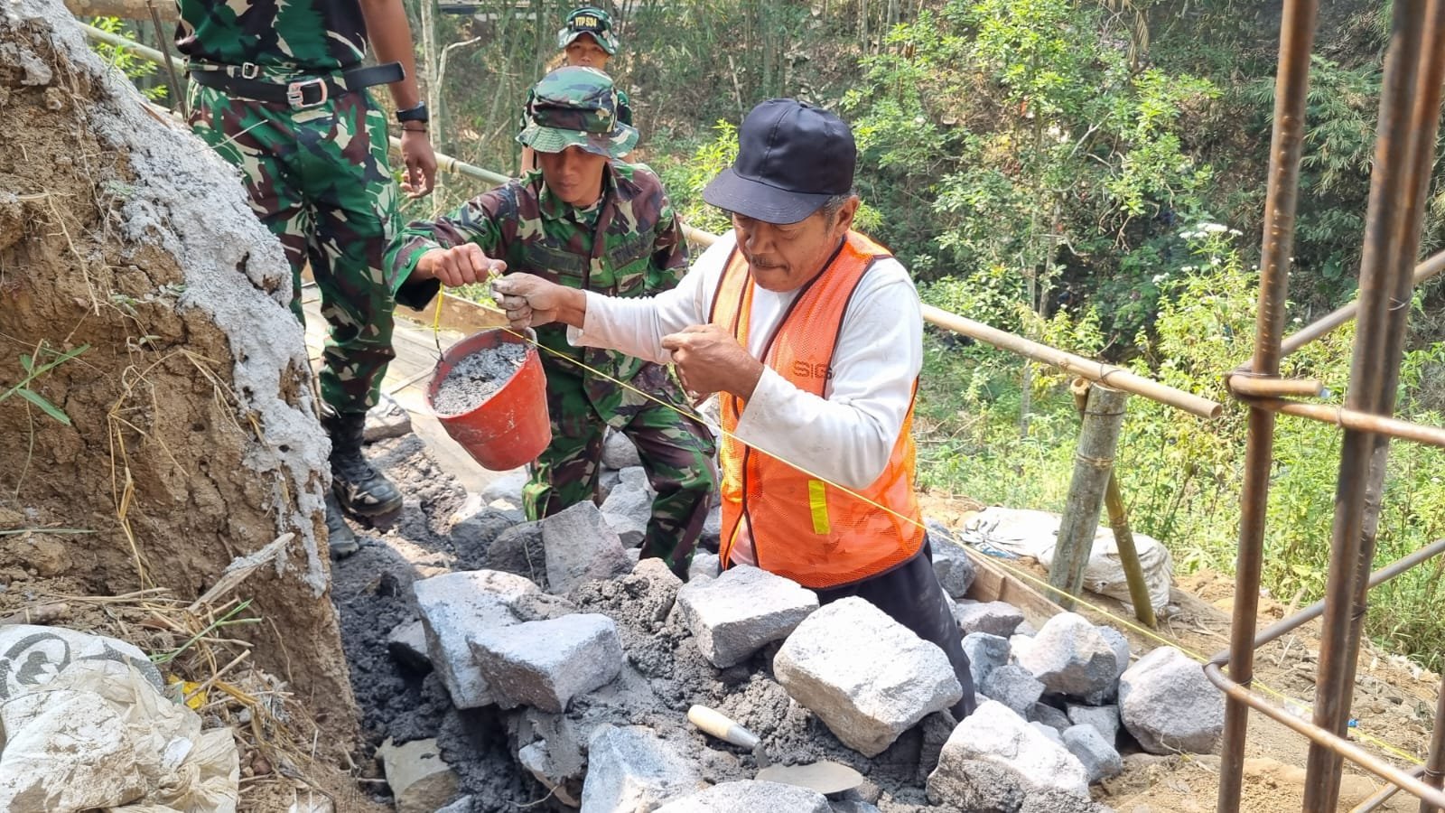 Pak Darto dan Satgas TMMD 130: Kekompakan Membangun Pertahanan Desa Taji