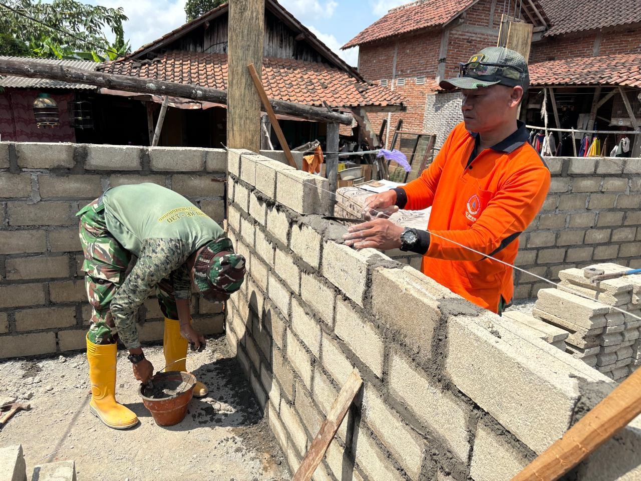 Agus Suwandi Ambil Bagian dalam Pembangunan Rumahnya di TMMD Desa Pojok