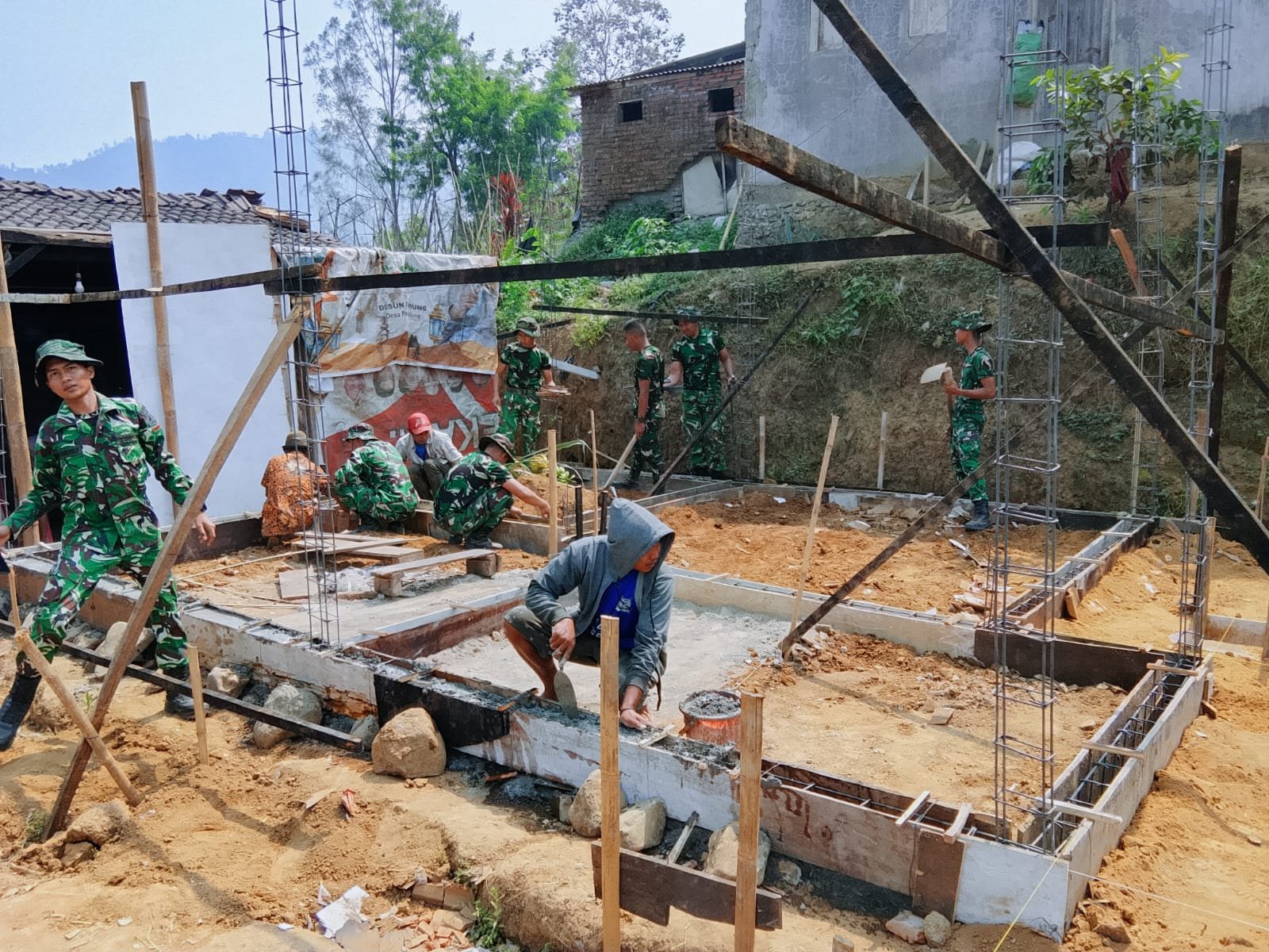 Satgas TMMD Kodim 0818 Bangun Pondasi Rumah Bapak Nanang di Desa Taji