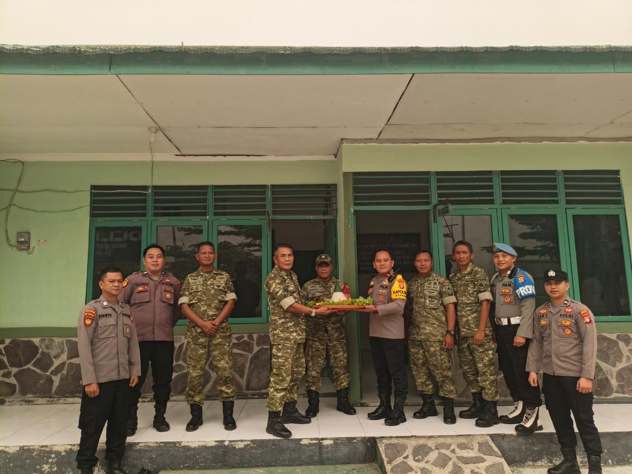 Koramil Sepang Dapat Tumpeng Dalam Rangka HUT TNI ke-81 Dari Kapolsek