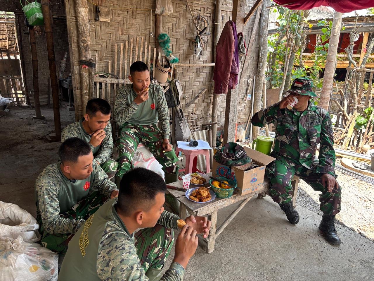 Sambutan dari Hati: Warga Sajikan Pisang Goreng dan Mangga untuk Prajurit