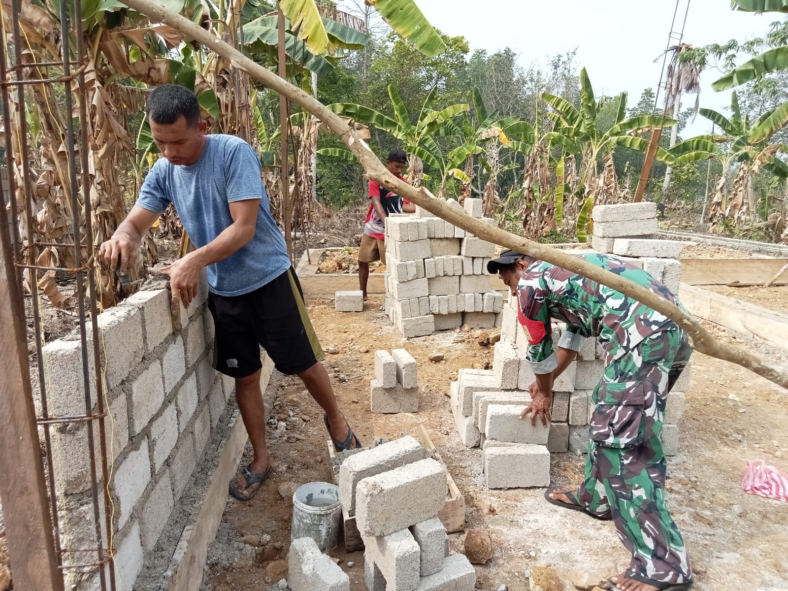 Praka Tehupuring Tunjukkan Kepedulian Melalui Pemasangan Rumah Layak Huni