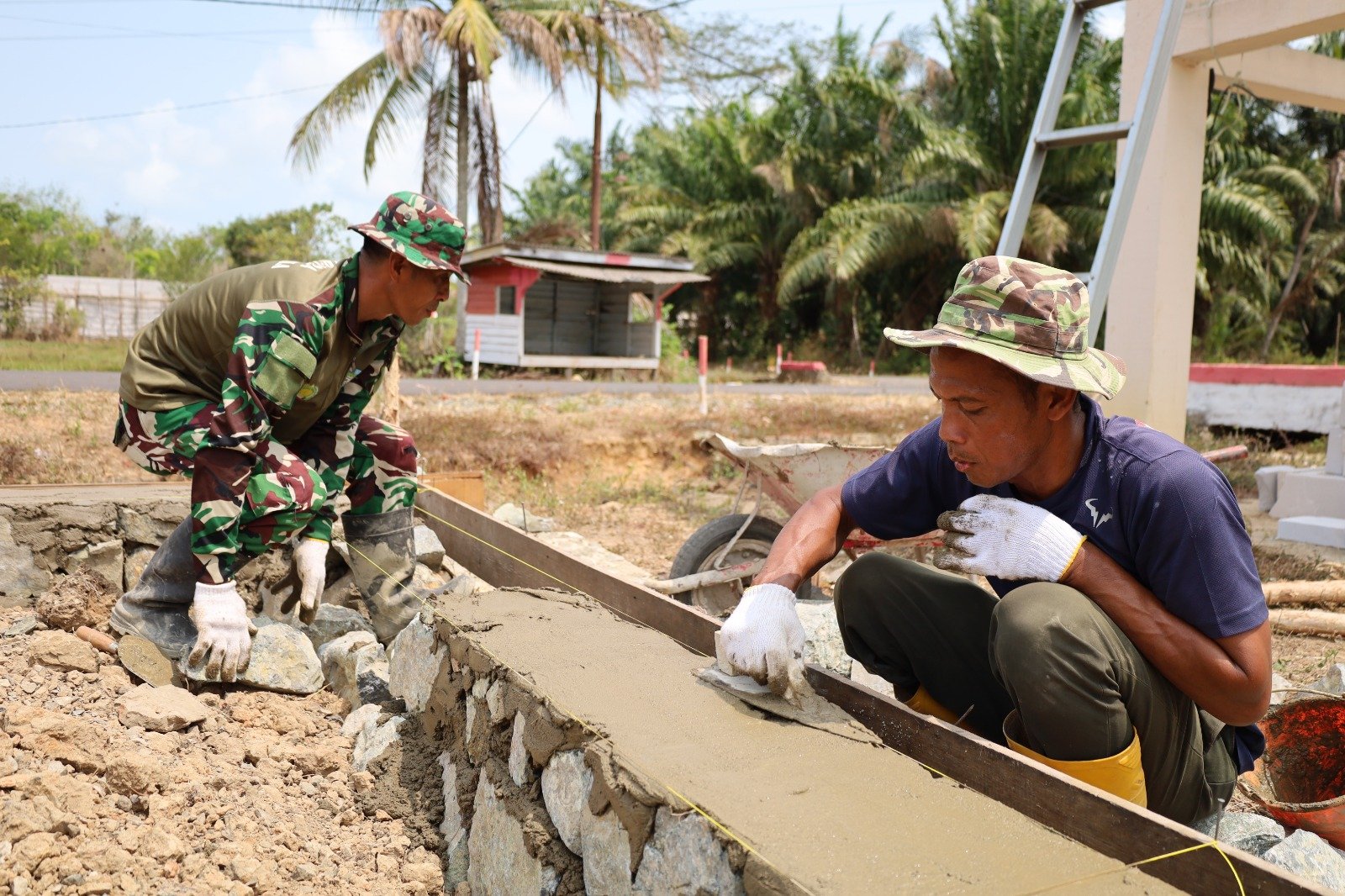 Sertu Edi Nurhadi: Prajurit TNI Berikan Dampak Lewat Keterampilan Bertukang di TMMD