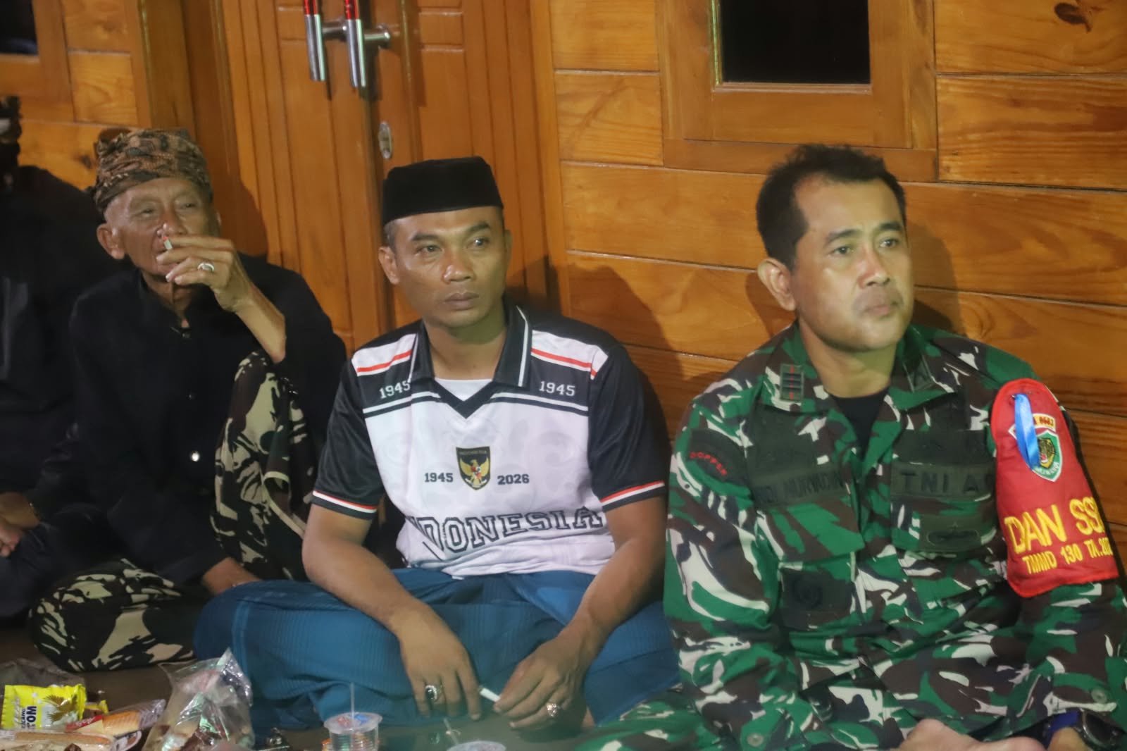 Kegiatan Nonton Bareng Sepak Bola Akrabkan TNI dan Warga di Citorek Barat