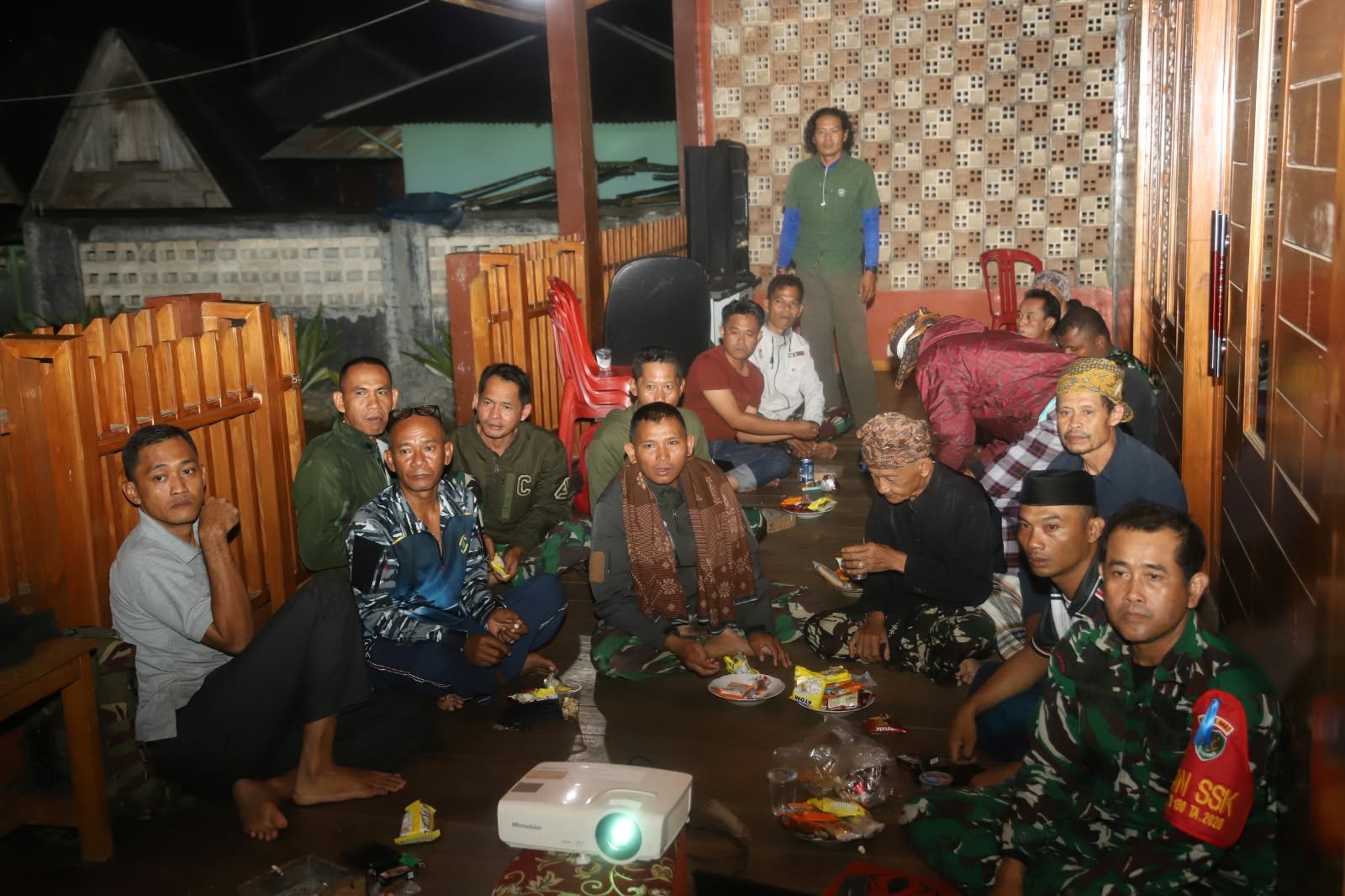 Satgas TMMD Kodim 0603/Lebak, Ciptakan Keakraban dengan Warga lewat Nonton Bareng