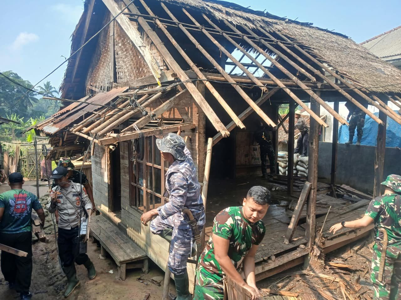 Perbaikan Rumah Bapak Apin, TMMD ke-130 Ciptakan Kesejahteraan Baru