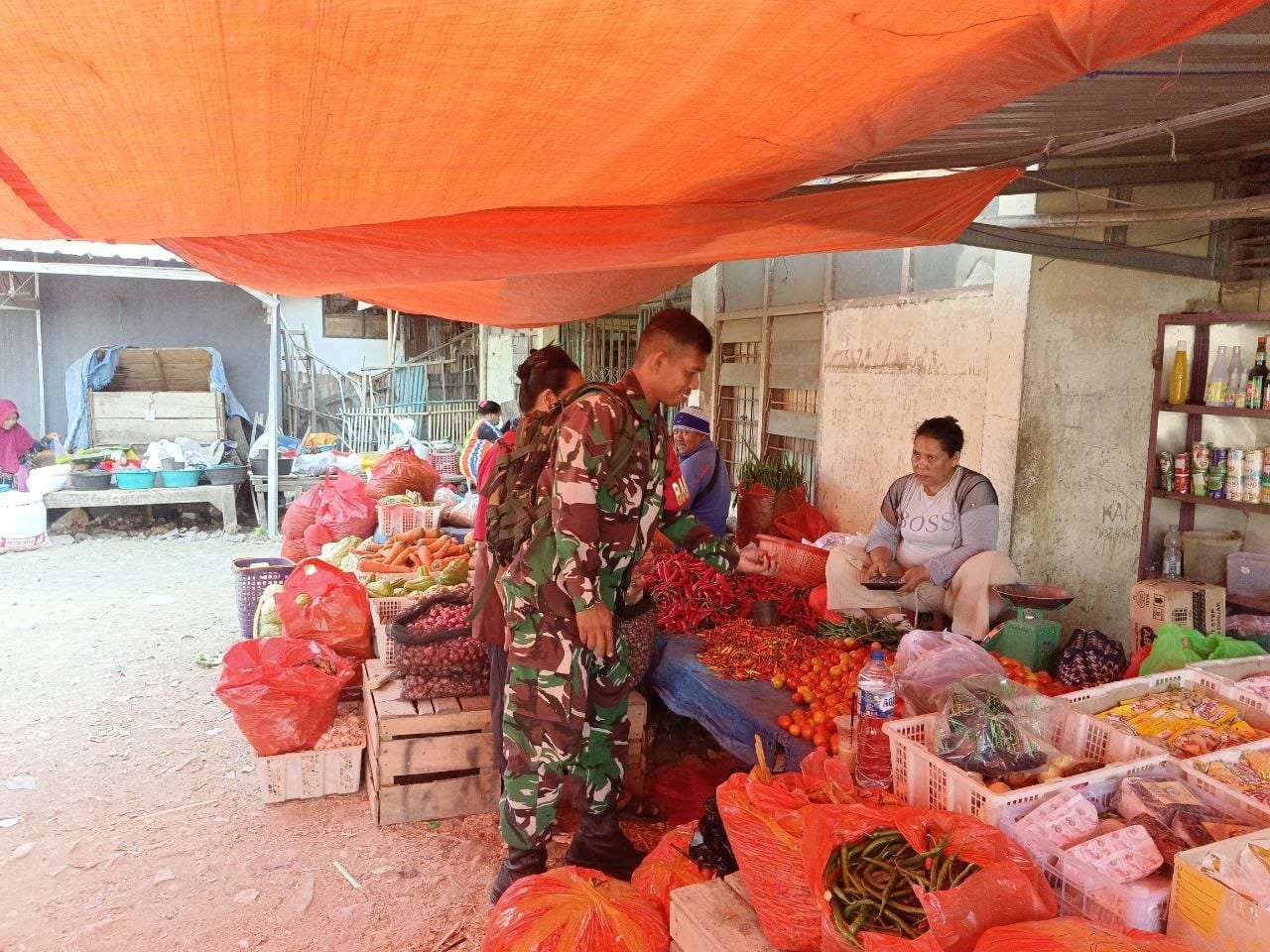 Babinsa Pajalele Tingkatkan Kesejahteraan dengan Cek Harga Sembako di Amparita